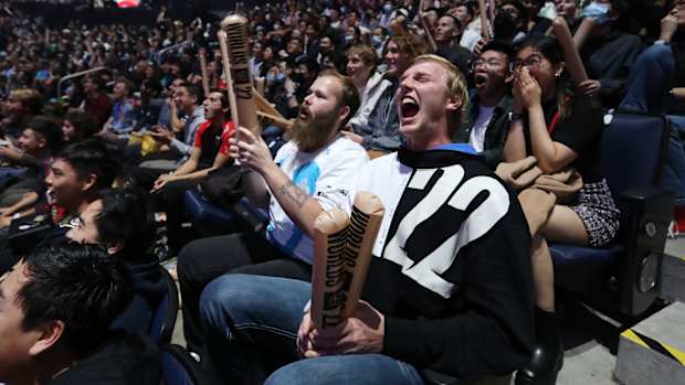 SAN FRANCISCO, CALIFORNIA - NOVEMBER 05: Spectators cheer during the League of Legends World Championship Finals between T1 and DRX on November 05, 2022 in San Francisco, California.